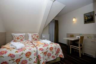 Отель Hotel Nad Przełomem Сромовце-Нижне Двухместный номер с 1 кроватью или 2 отдельными кроватями-2